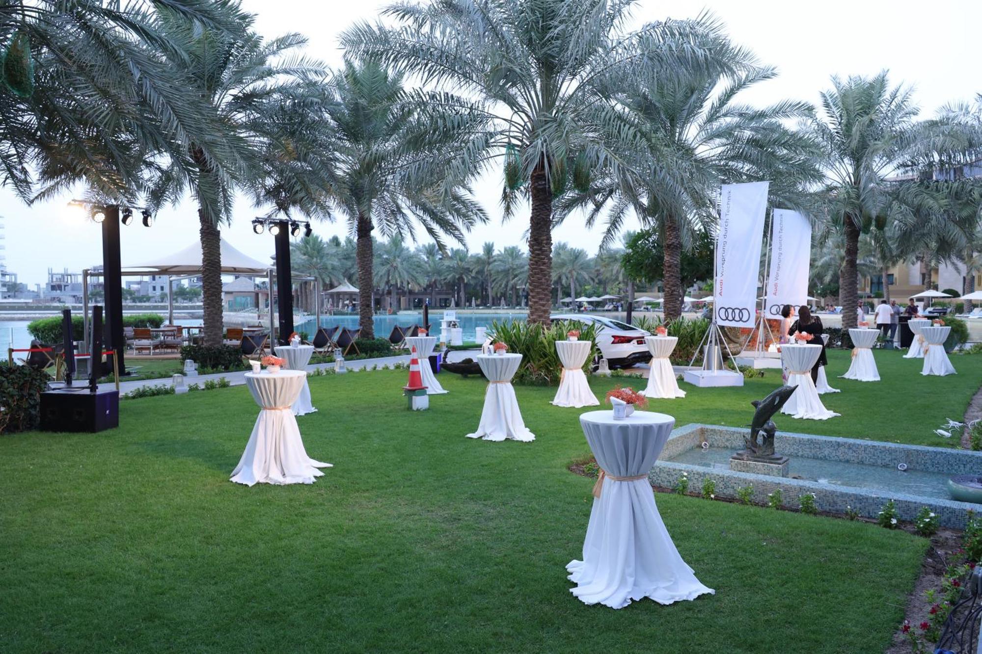 リーフ リゾート マナーマ エクステリア 写真 The lawns at the Jumeirah Creek Hotel