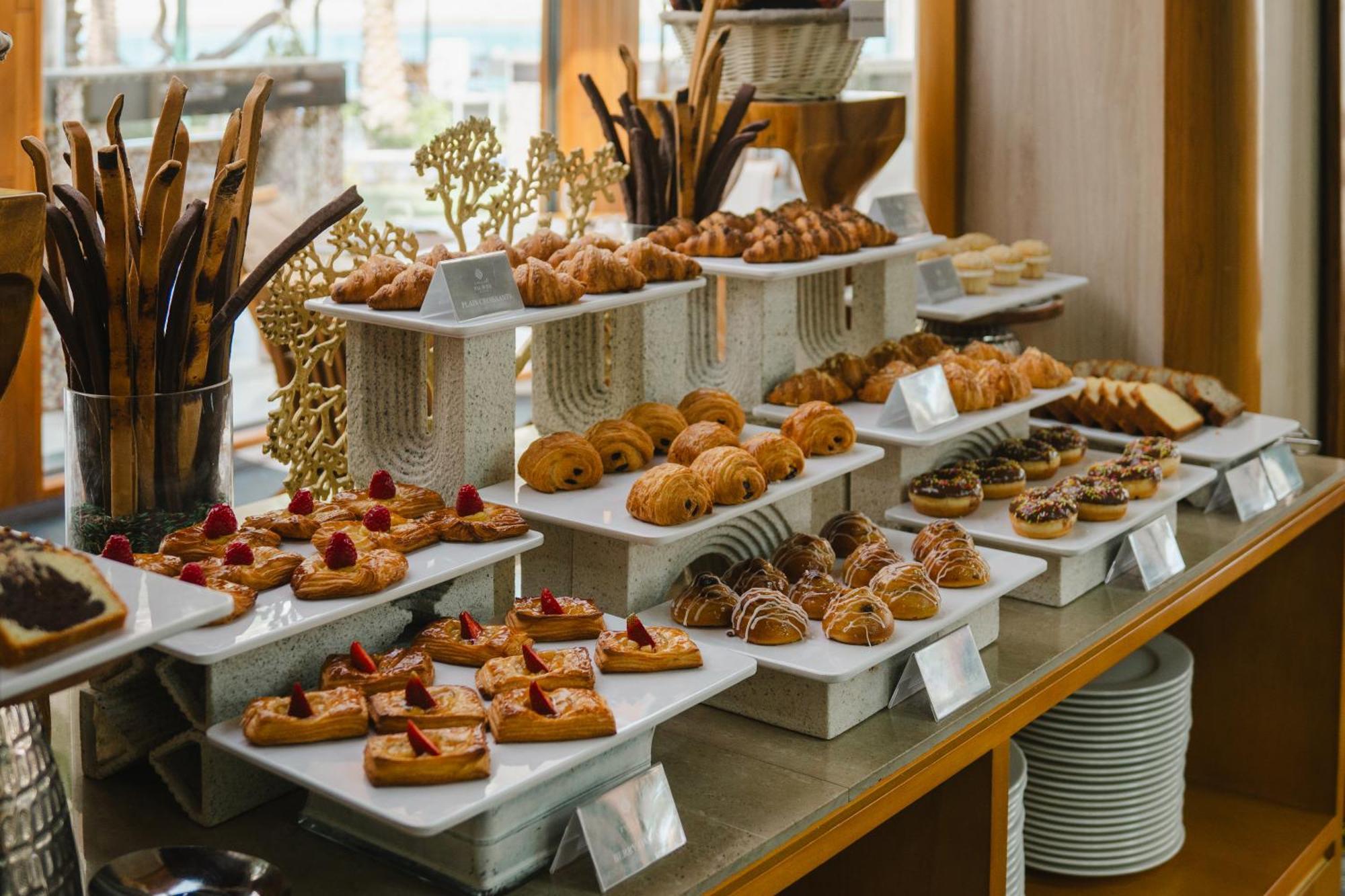 リーフ リゾート マナーマ エクステリア 写真 A selection of pastries