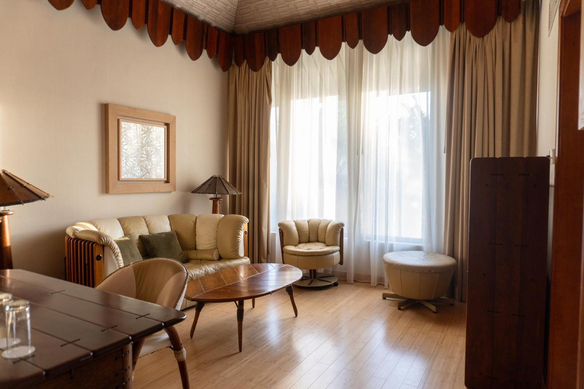 リーフ リゾート マナーマ エクステリア 写真 A living room