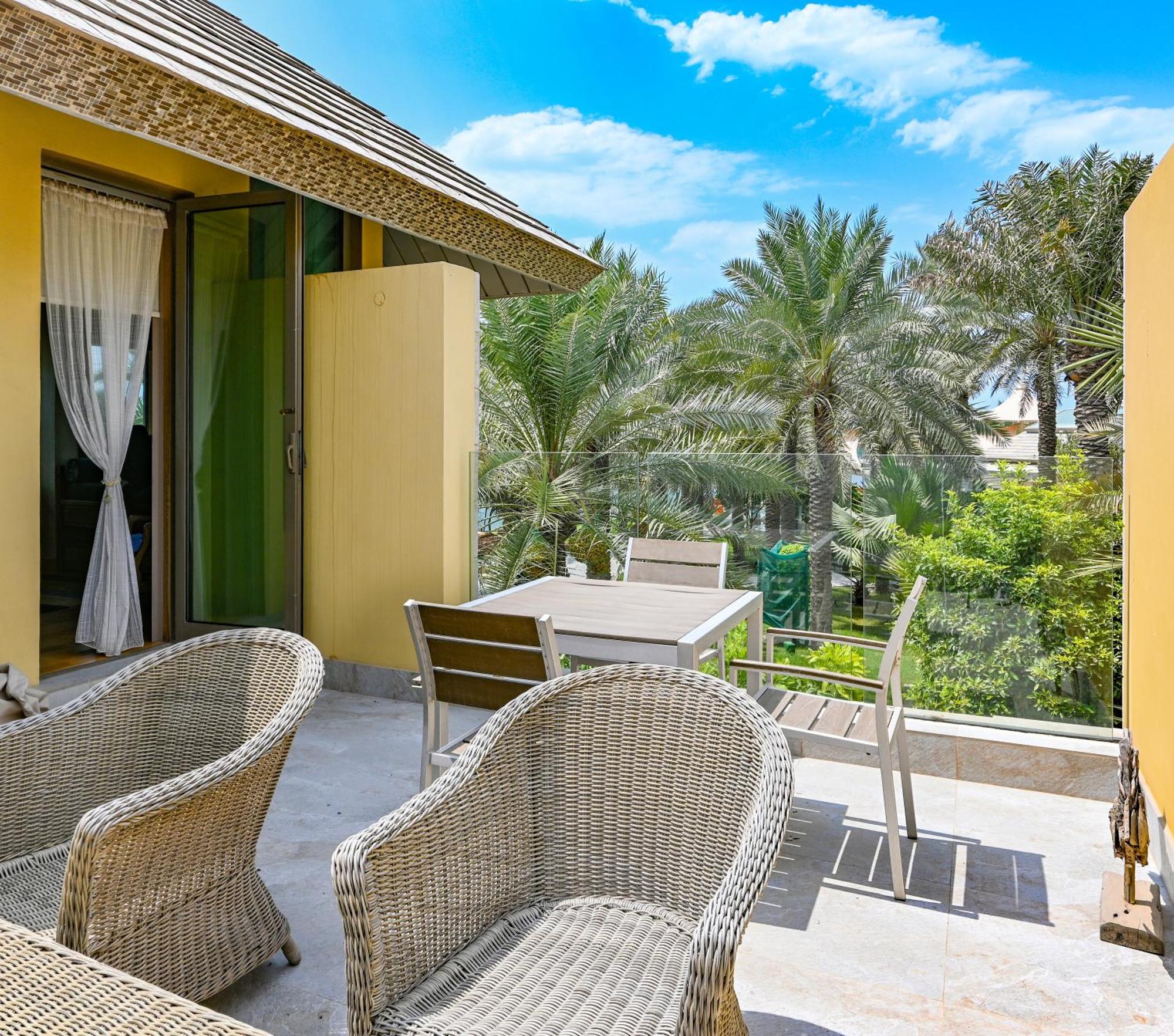 リーフ リゾート マナーマ エクステリア 写真 A balcony at Jumeirah Creekside