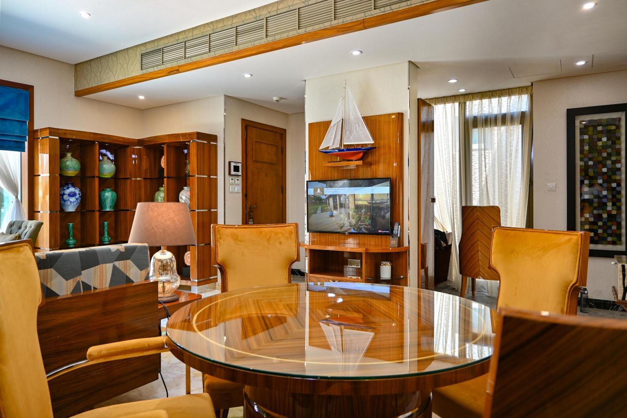 リーフ リゾート マナーマ エクステリア 写真 A dining room in a house in India