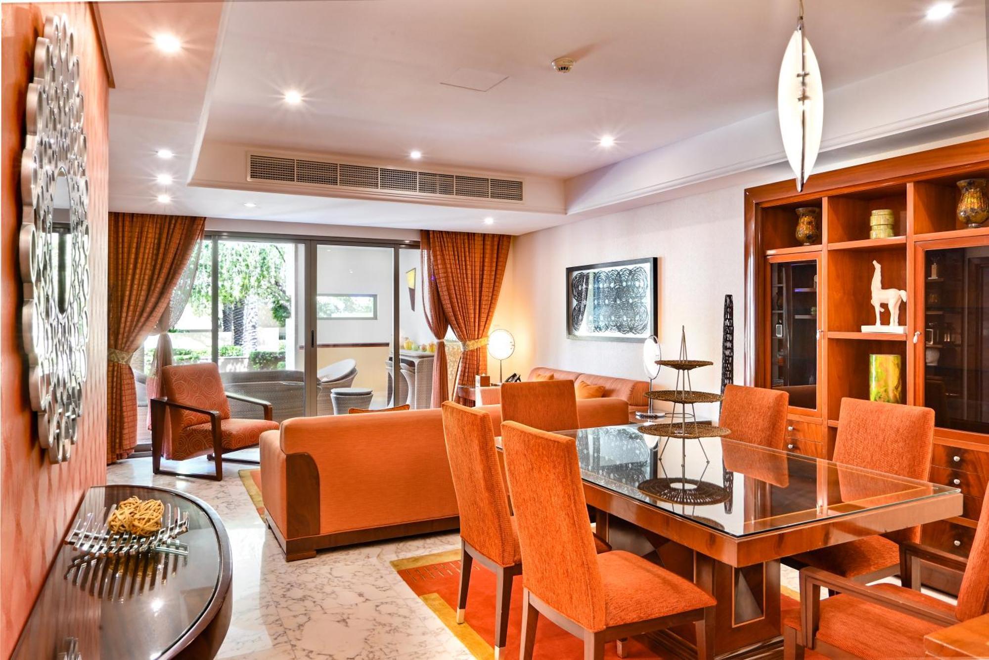 リーフ リゾート マナーマ エクステリア 写真 A living room in a suite at the hotel