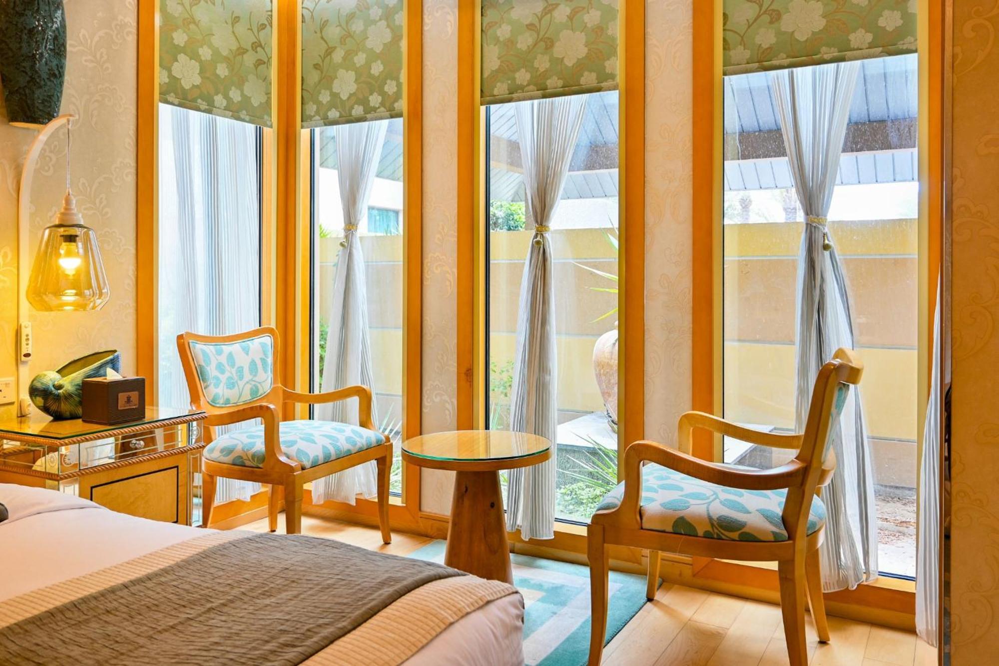 リーフ リゾート マナーマ エクステリア 写真 A room at the hotel